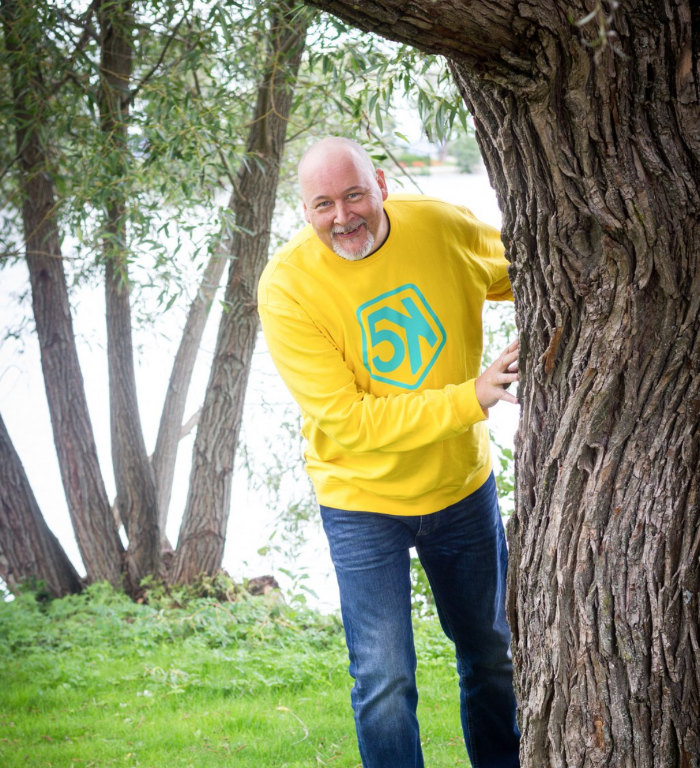 Janne Paljärvi seisomassa puun vieressä 5K paita päällä