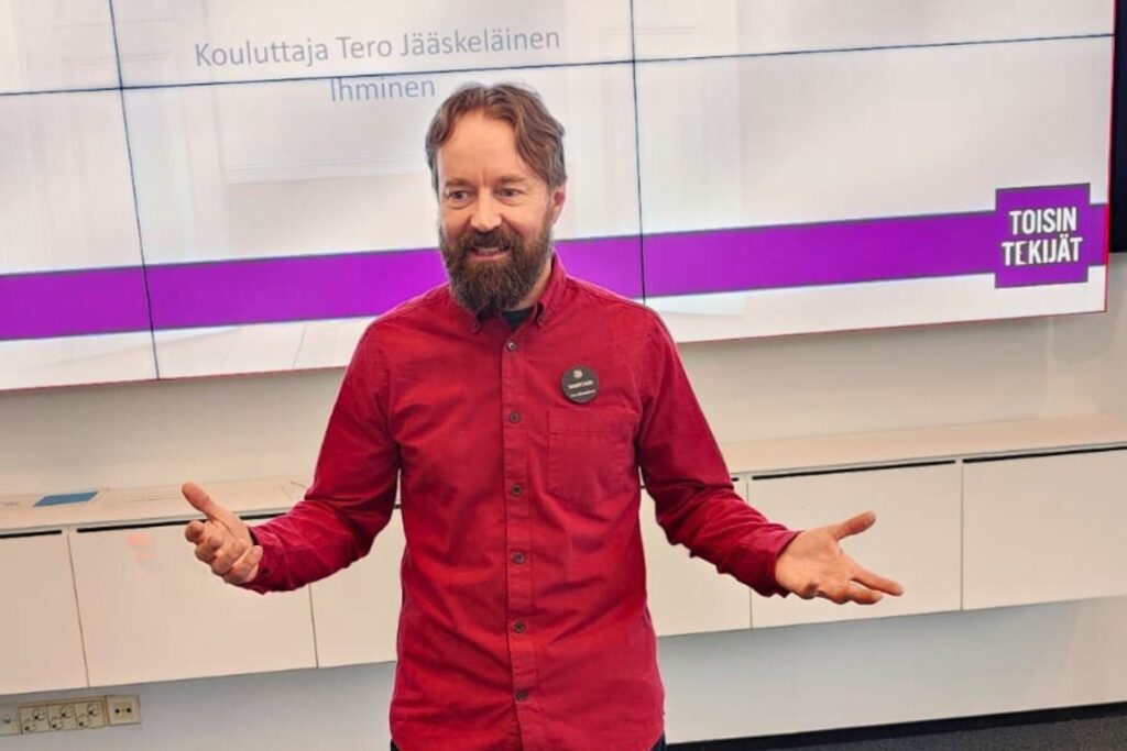 Tero Jääskeläinen kouluttaa neurodiversiteetti teemasta
