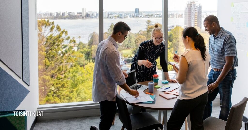 työyhteisö keskustelemassa psykologisesta turvallisuudesta ja tiimityöstä